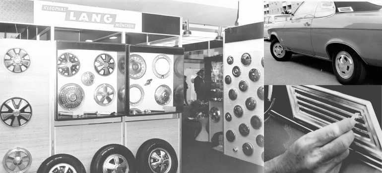 Historische Aufnahme von LANG gefertigten Radzierblenden, ausgestellt auf einer Messe, mit Detailansichten der montierten Blenden an Fahrzeugen.