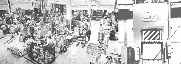Historische Ansicht der Produktionshallen von LANG Metall, mit Arbeitern bei der Werkzeugbau-Arbeit und verschiedenen Maschinen für die Metallverarbeitung.